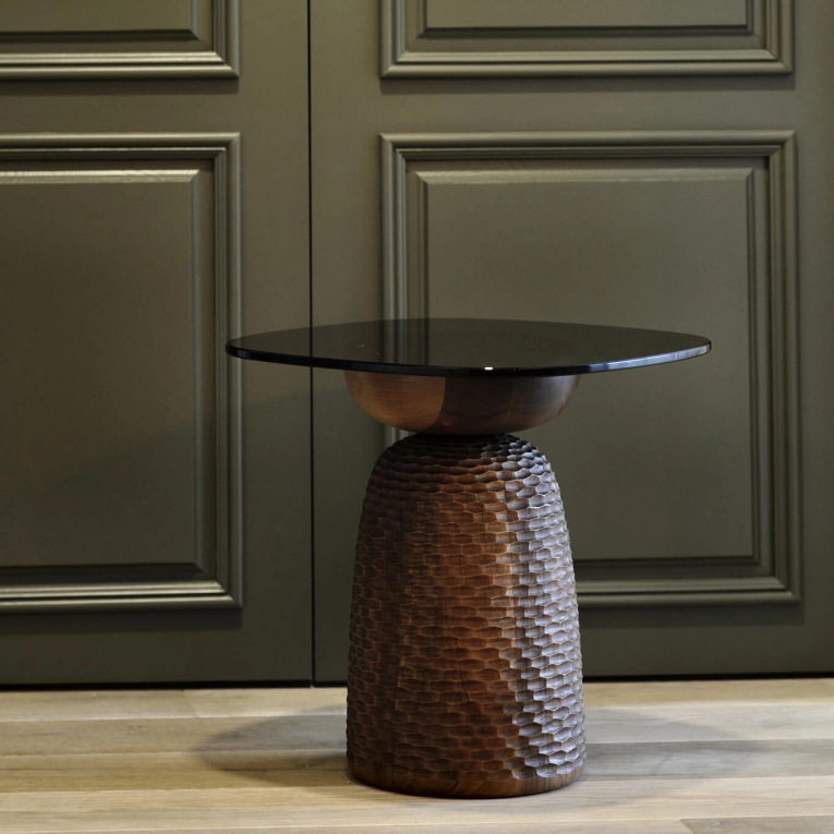 Table d'appoint guéridon NERA base pleine à  découpes sculptées Noyer ZANAT