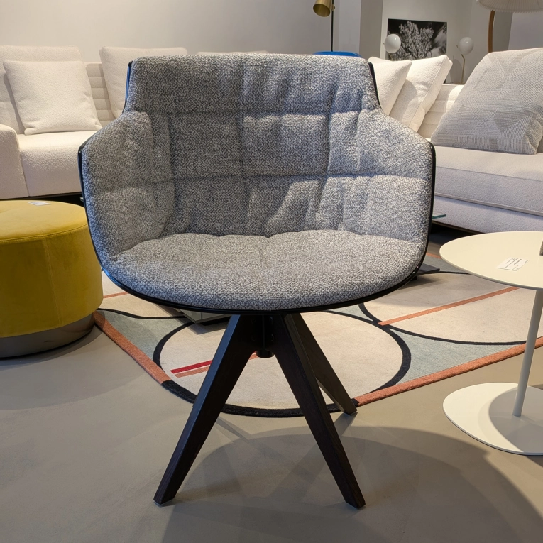 Chaise avec accoudoirs FLOW pivotant piètement chêne brun MDF ITALIA