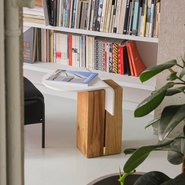 Table d'appoint guéridon GHAN 92,8 M Chêne naturel/ plastique blanc NOMA