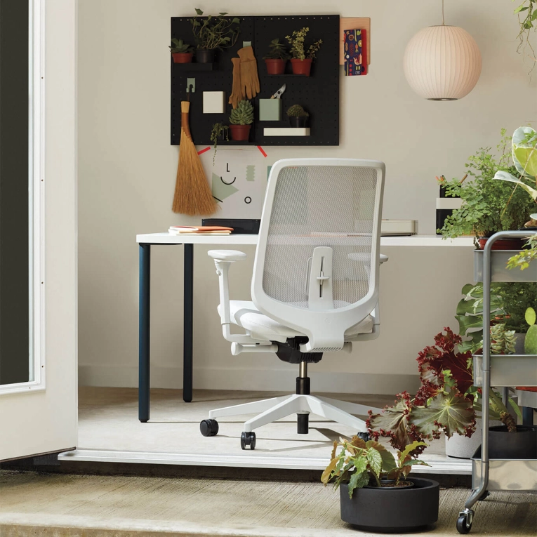 VERUS Triflex Mineral 982 Studio White / Aluminium Poli  HERMAN MILLER