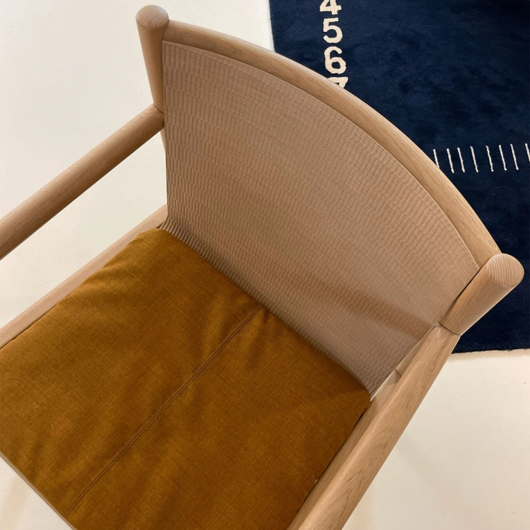 KATA avec accoudoirs / coussin Kvadrat Ocre ARPER
