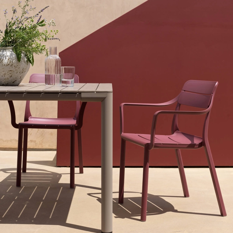 Chaise extérieure CASSIA avec accoudoirs Bordeaux NARDI