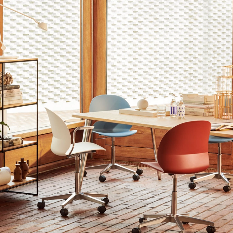 Chaise N02  RECYCLE piètement roulettes Bleu clair FRITZ HANSEN