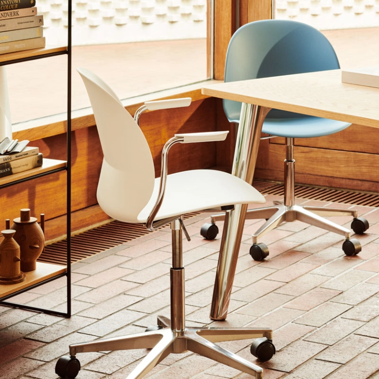 Chaise N02 RECYCLE avec accoudoirs et roulettes Noir FRITZ HANSEN
