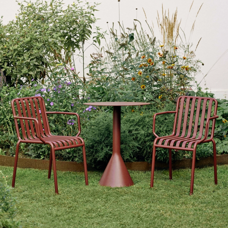 Chaise extérieur PALISSADE avec accoudoirs Rouge fer HAY