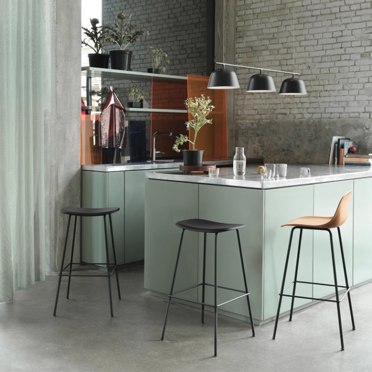Tabouret haut FIBER BAR STOOL pieds acier Gris MUUTO
