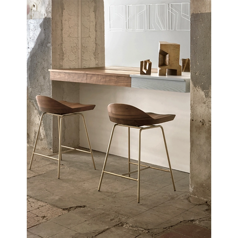 Tabouret haut SPINDLE dossier bas H 61 Frêne blanchi/ laiton satiné BASSAMFELLOWS