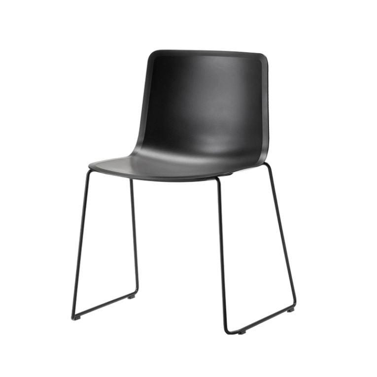 Chaise PATO pieds luge Noir FREDERICIA