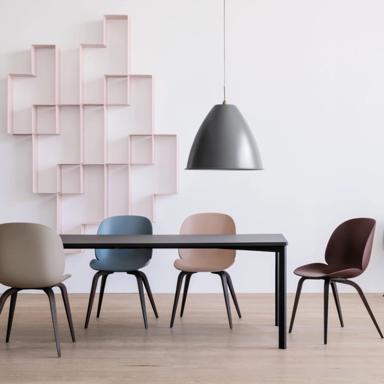 Chaise BEETLE pieds bois Beige GUBI