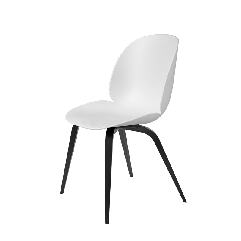Chaise BEETLE pieds bois Blanc albâtre GUBI