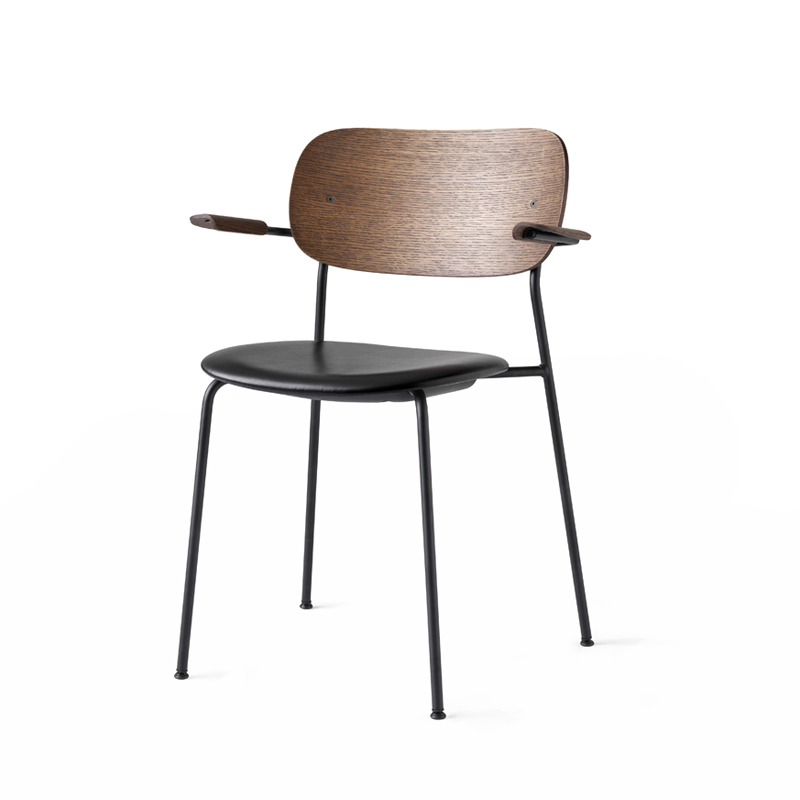 Chaise CO CHAIR avec accoudoirs assise cuir Chêne foncé/ cuir noir AUDO COPENHAGEN
