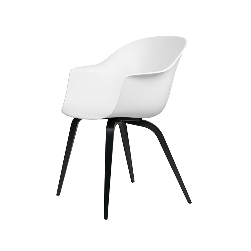 Chaise BAT DINING pieds bois Blanc albâtre GUBI