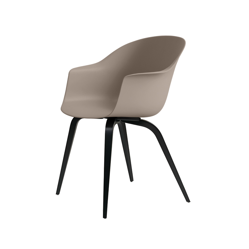 Chaise BAT DINING pieds bois Beige GUBI